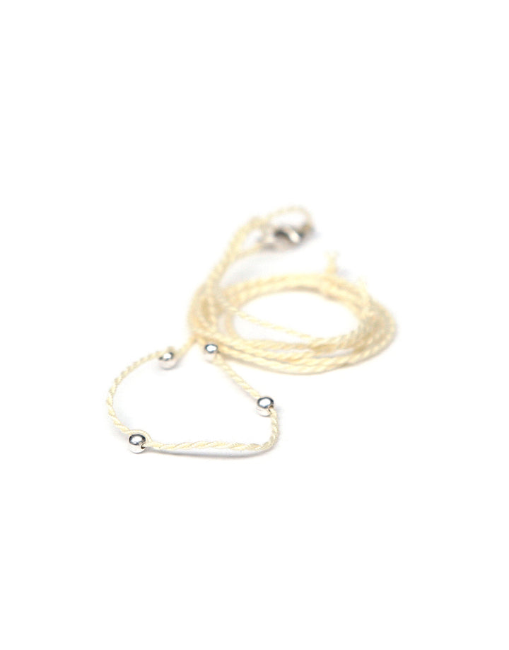 Halsband creme aus Baumwolle mit silbernen Perlen von ETERNAL BLISS