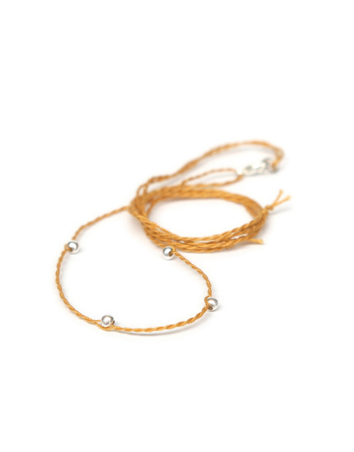 Halsband honig aus Baumwolle mit silbernen Perlen von ETERNAL BLISS