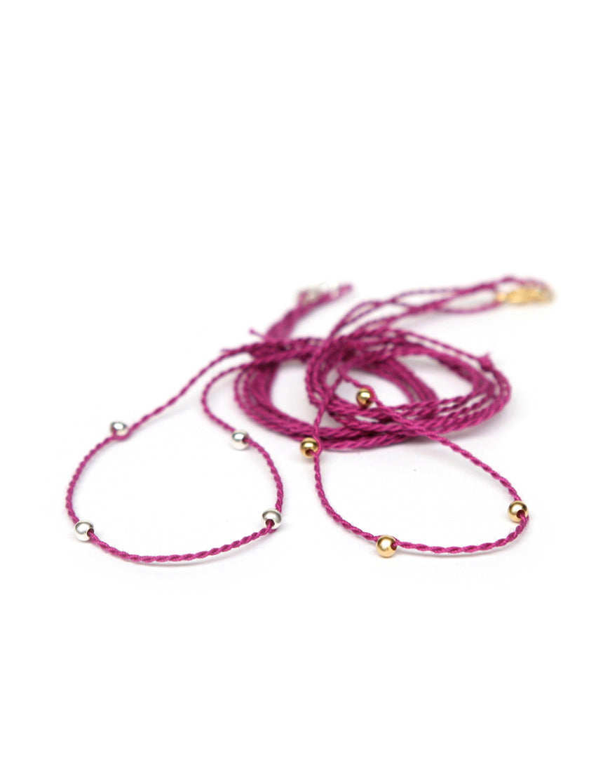 Halsband lila aus Baumwolle mit kontrastierenden Perlen von ETERNAL BLISS