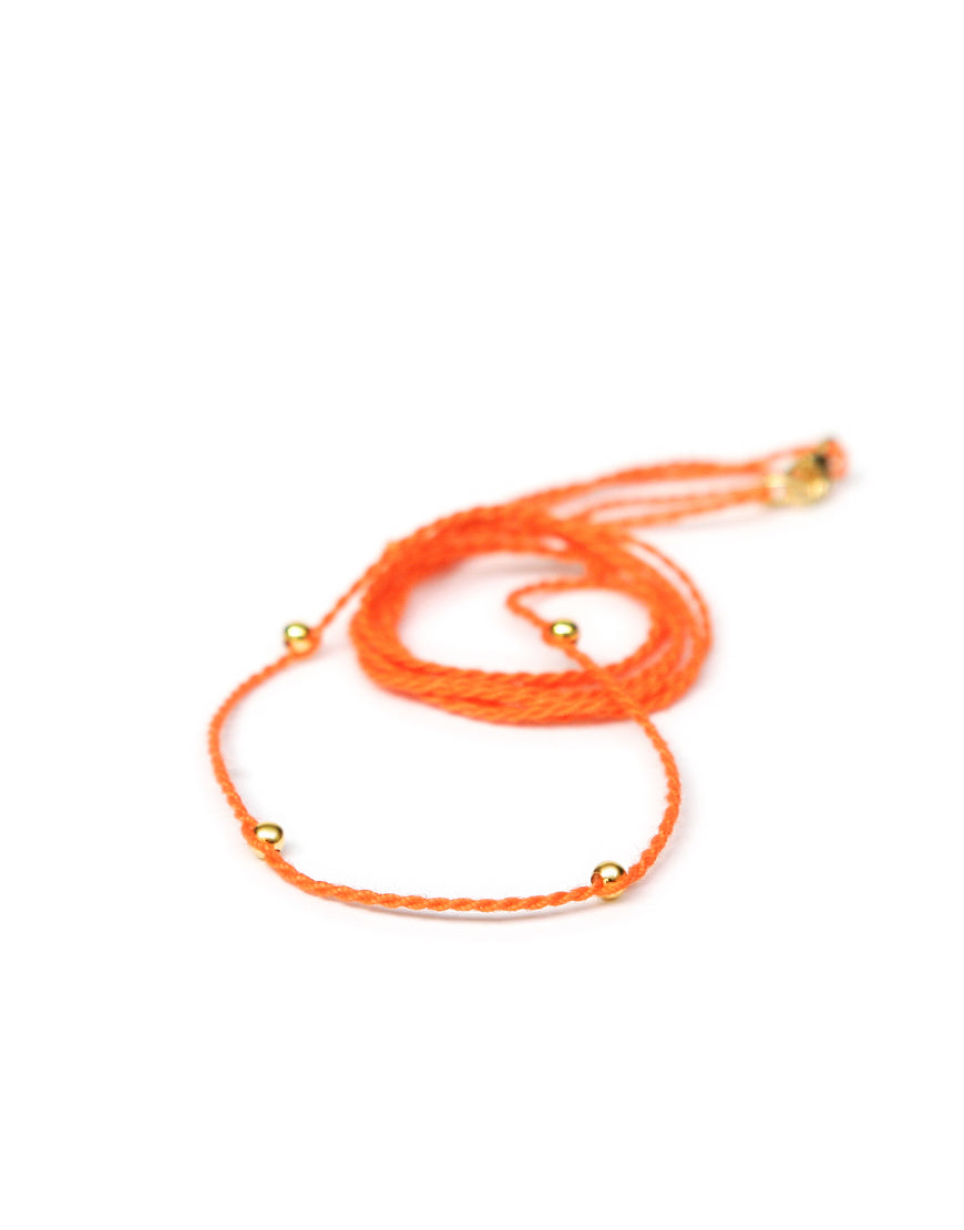 Halsband mandarine aus Baumwolle mit goldenen Perlen von ETERNAL BLISS
