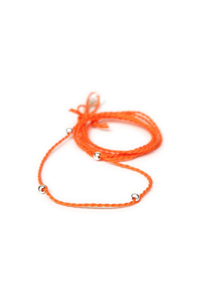 Halsband mandarine aus Baumwolle mit silbernen Perlen von ETERNAL BLISS