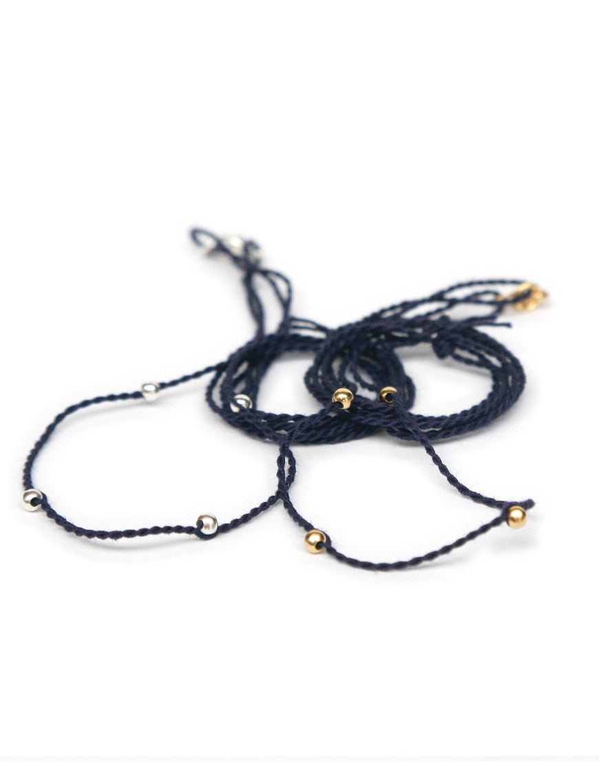 Halsband nachtblau aus Baumwolle mit kontrastierenden Perlen von ETERNAL BLISS