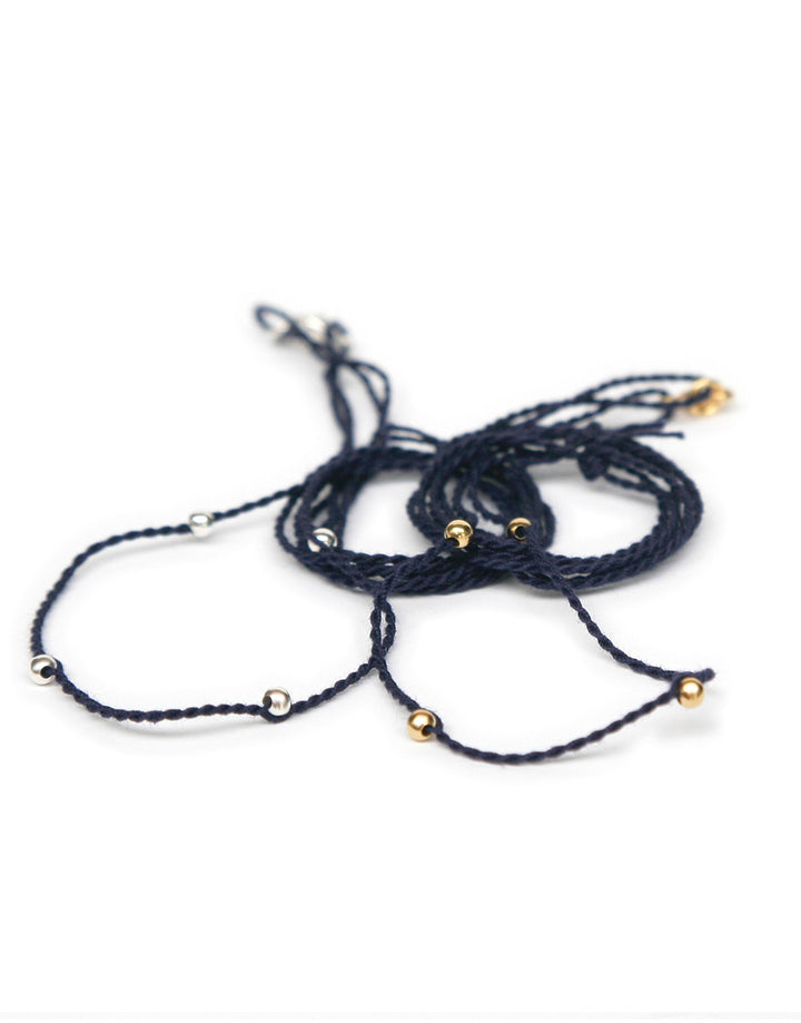 Halsband nachtblau aus Baumwolle mit kontrastierenden Perlen von ETERNAL BLISS