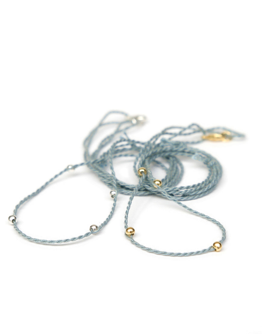 Halsband mineralblau aus Baumwolle mit kontrastierenden Perlen von ETERNAL BLISS