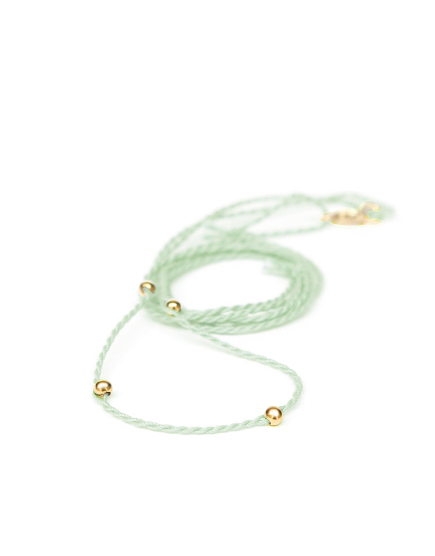 Halsband mintgrün aus Baumwolle mit goldenen Perlen von ETERNAL BLISS