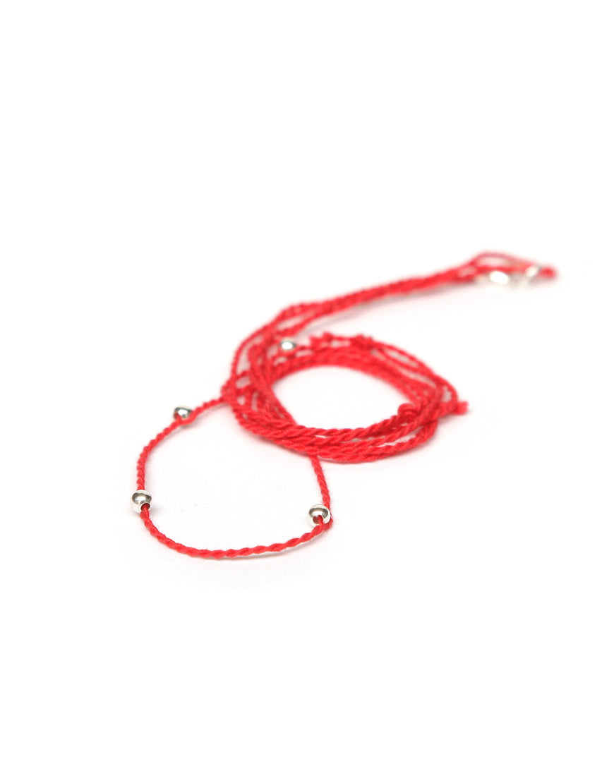 Halsband mohnrot aus Baumwolle mit silberen Perlen von ETERNAL BLISS