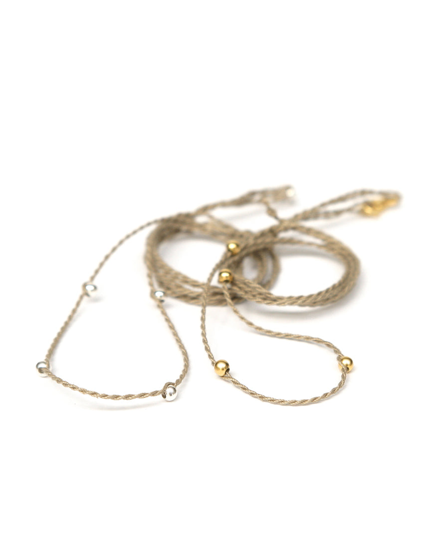 Halsband sandfarben aus Baumwolle mit kontrastierenden Perlen von ETERNAL BLISS