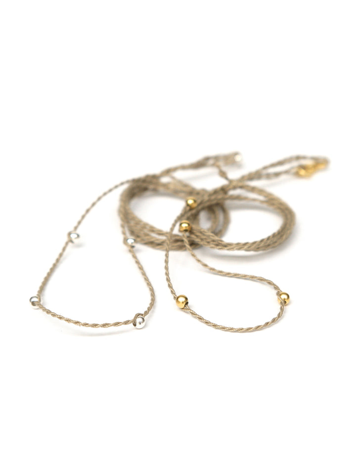 Halsband sandfarben aus Baumwolle mit kontrastierenden Perlen von ETERNAL BLISS
