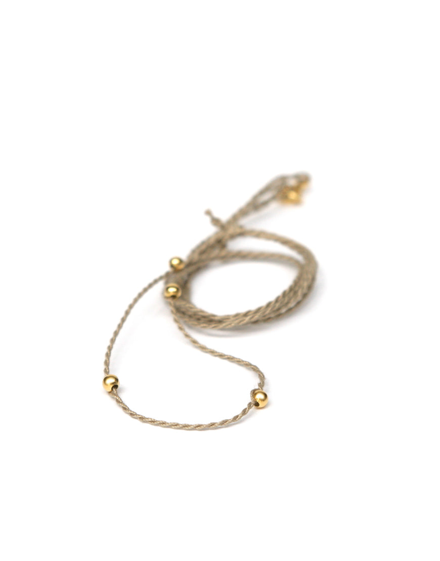 Halsband sandfarben aus Baumwolle mit goldenen Perlen von ETERNAL BLISS