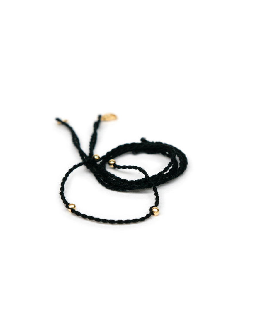 Halsband schwarz aus Baumwolle mit goldenen Perlen von ETERNAL BLISS