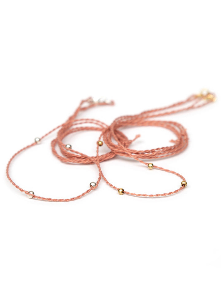 Halsband terracotta aus Baumwolle mit kontrastierenden Perlen von ETERNAL BLISS