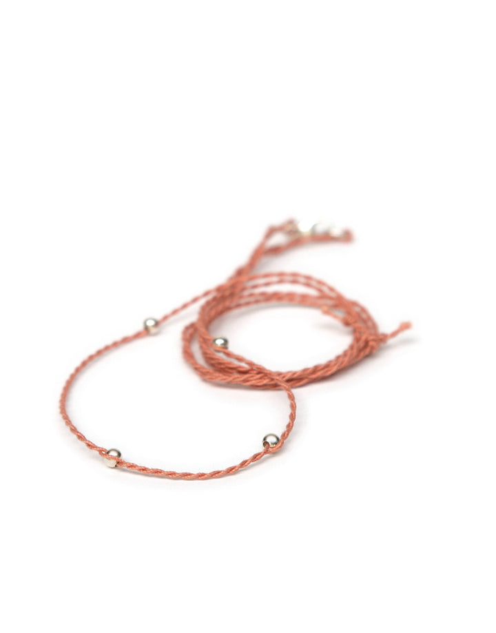 Halsband terracotta aus Baumwolle mit silbernen Perlen von ETERNAL BLISS