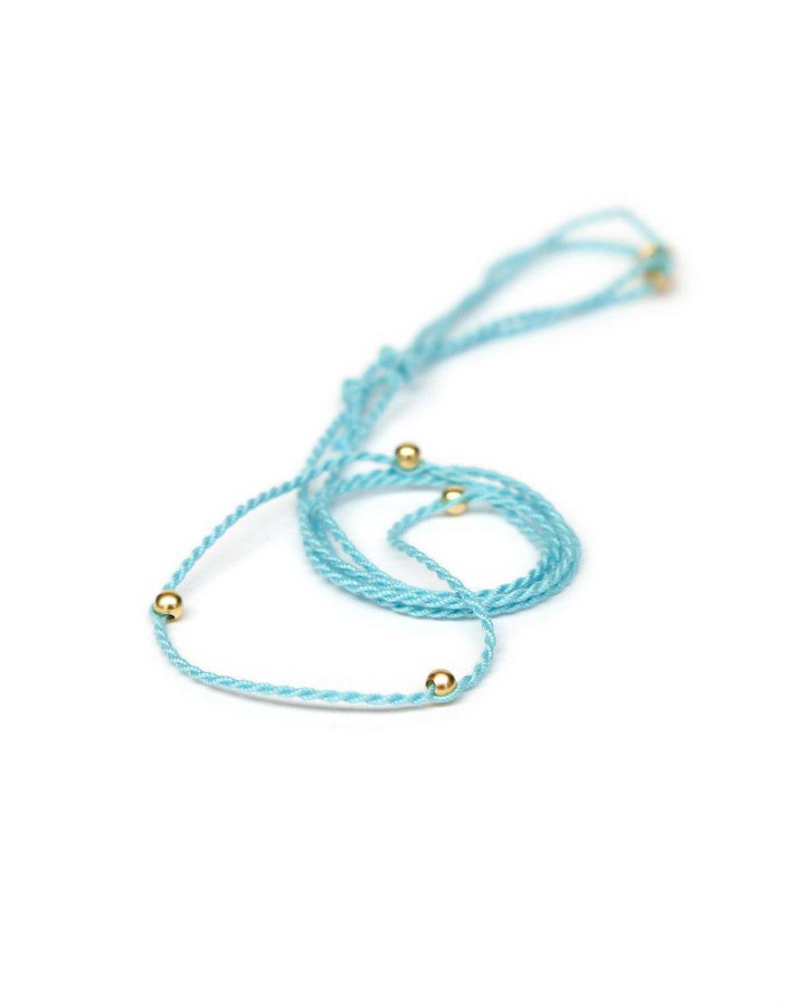 Halsband türkis aus Baumwolle mit goldenen Perlen von ETERNAL BLISS