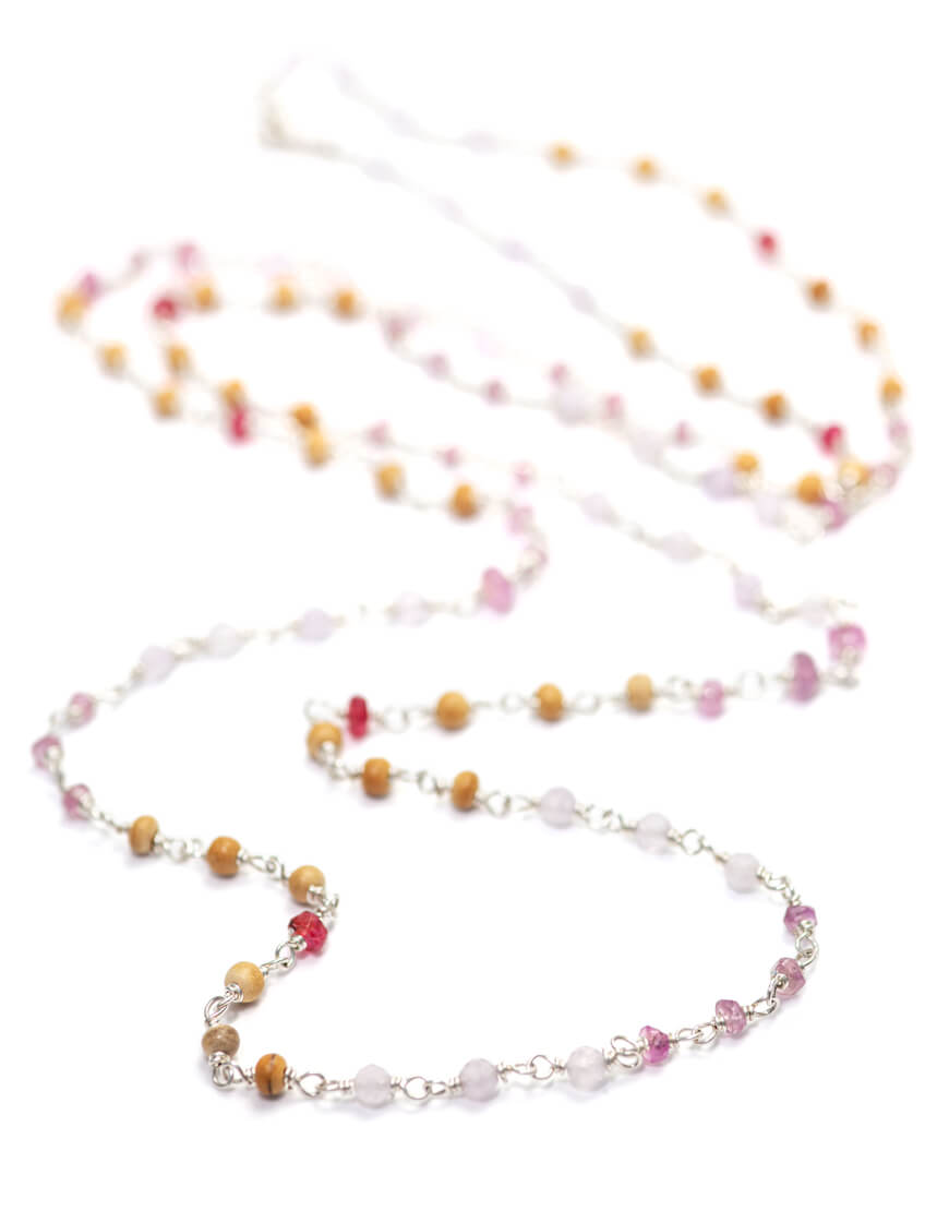 Edelstein-Halskette "Sakura" aus Sterling Silber mit Rubinen und Saphiren kombiniert mit Sandelholz von Eternal Bliss