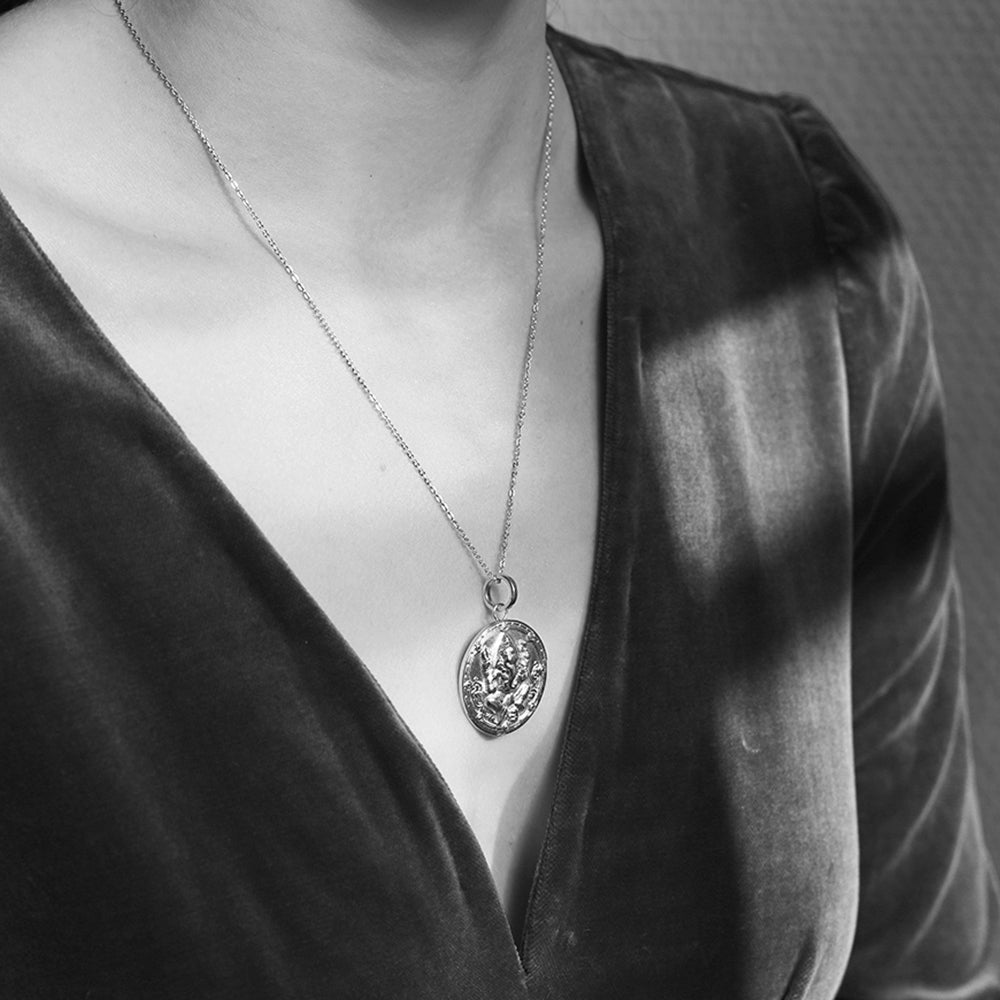 Die Berliner Ayurveda Therapeutin Rasayana trägt ein Ganesha Amulett Silber mit Kette