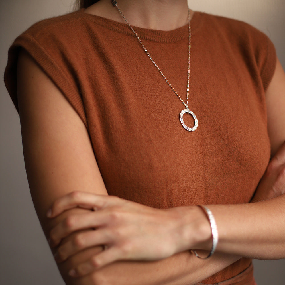 Ayurveda Therapeutin Rasayana trägt den Tara Mantra Anhänger Silber poliert zu ihrem Tara Mantra Armreif silber von ETERNAL BLISS