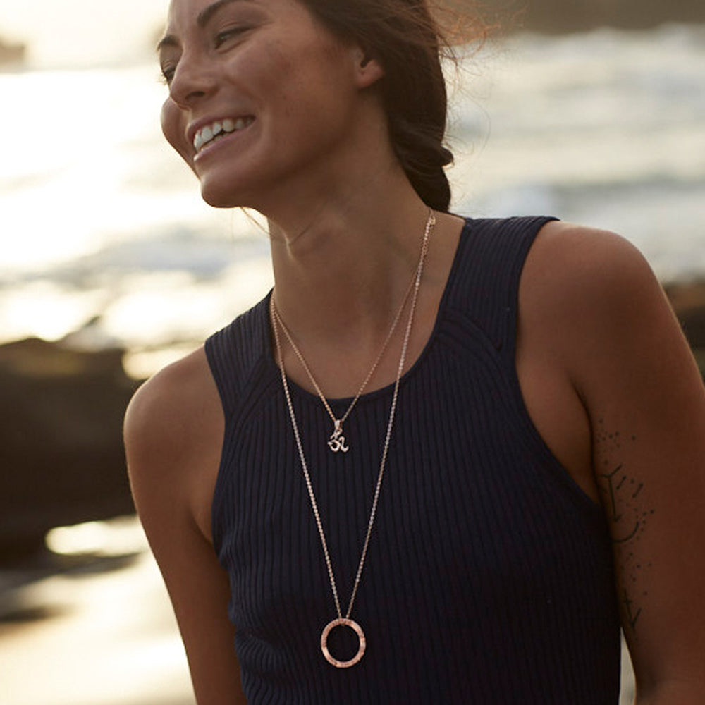 Kombination aus einem Om Anhänger und der Krishna Mantra Kette aus Sterling Silber rosévergoldet von Eternal Bliss