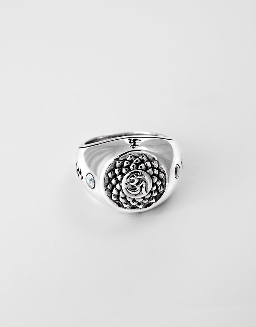 ETERNAL BLISS Siegelring - Kronenchakra mit Bergkristall - Sterling Silber handgearbeitet Frontansicht